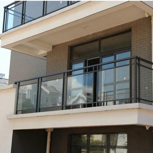 高层阳台装什么栏杆好看 高层阳台装什么栏杆好看